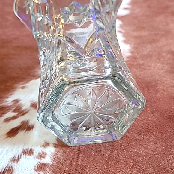 Beautiful Glass Vase - Picture 7 of 10
